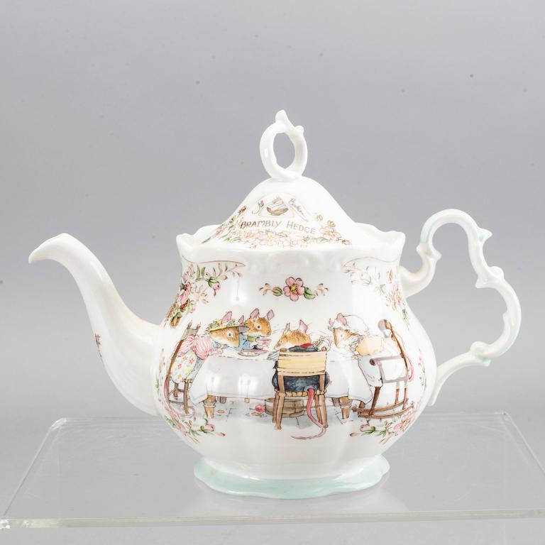 ROYAL DOULTON, porslin, 18 delar,  te- och kaffeservis,  Brambly Hedge, England, 1980-tal.