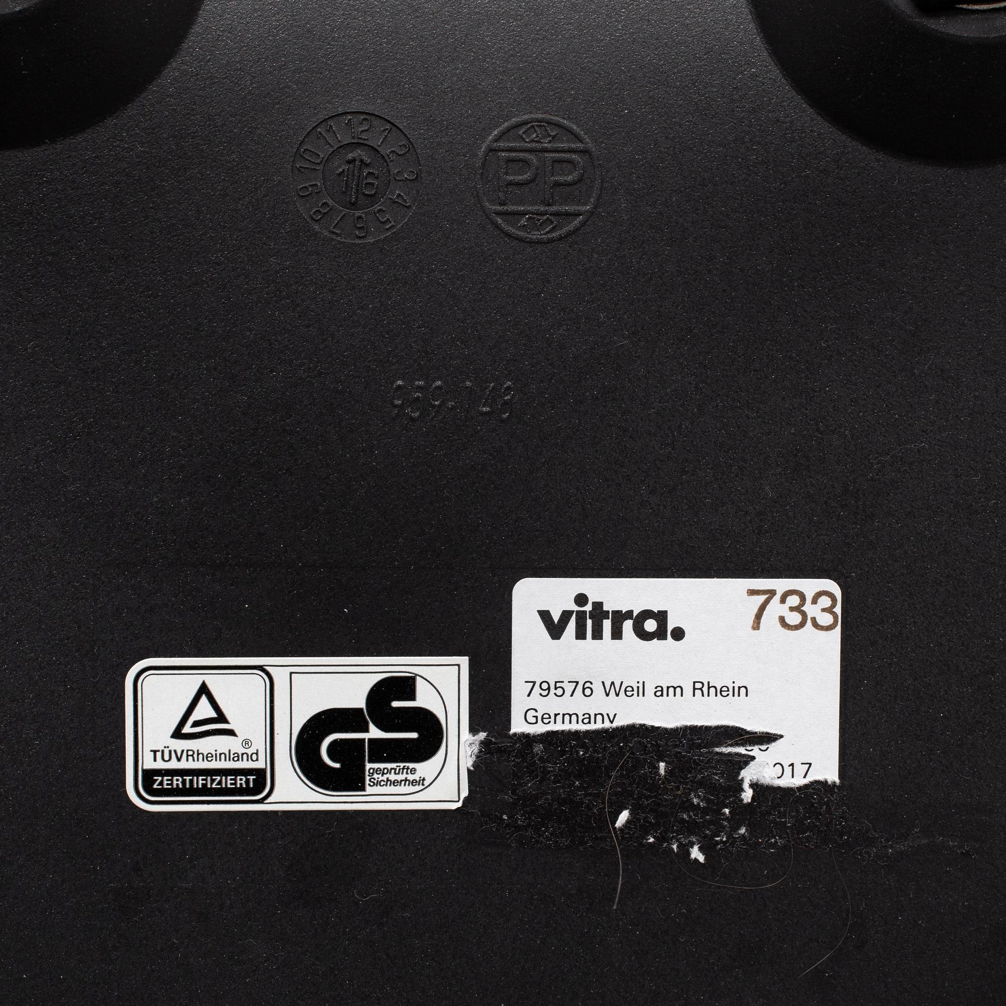 CHARLES & RAY EAMES, karmstolar, 1 par, "DAW", Vitra, 2017.