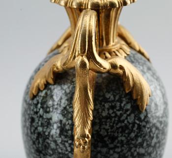 URNOR, 1 par, förgylld brons och marmor, 1700-tal.