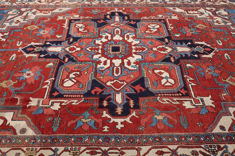 A CARPET, an antique Heriz, ca 360,5 x 282,5 cm.