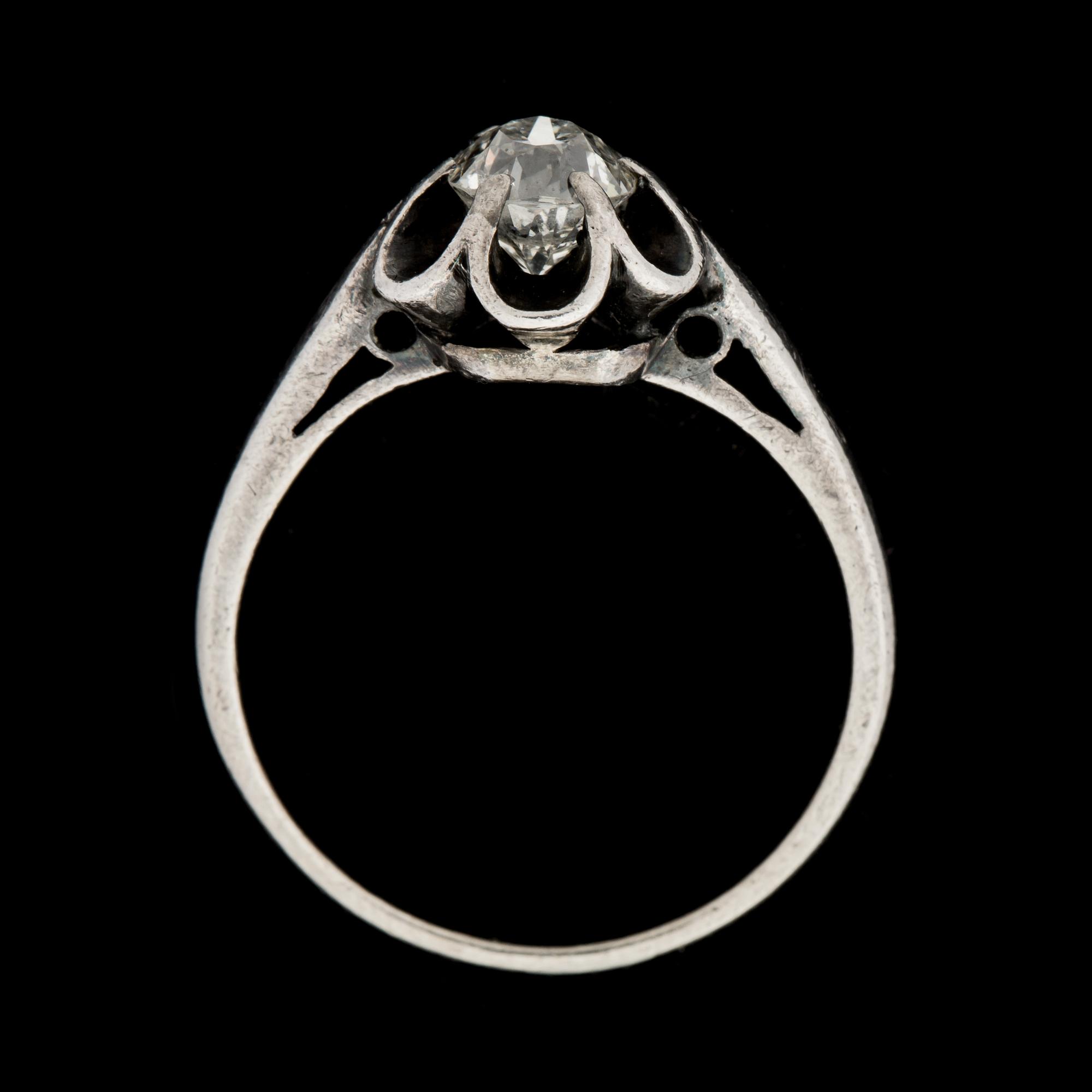 RING, vitmetall med gammalslipad diamant ca 0,60 ct. Vikt ca 2 g.