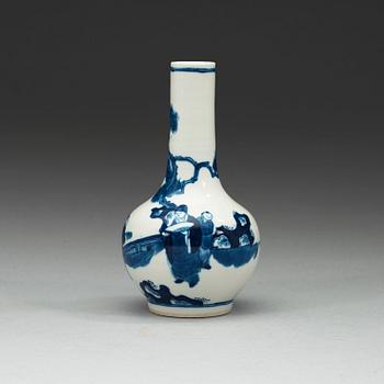 A blue and white vase, Qing dynasty, 19th century.