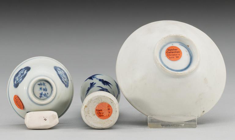 A set of three pieces of blue and white porcelain, 17th Century.