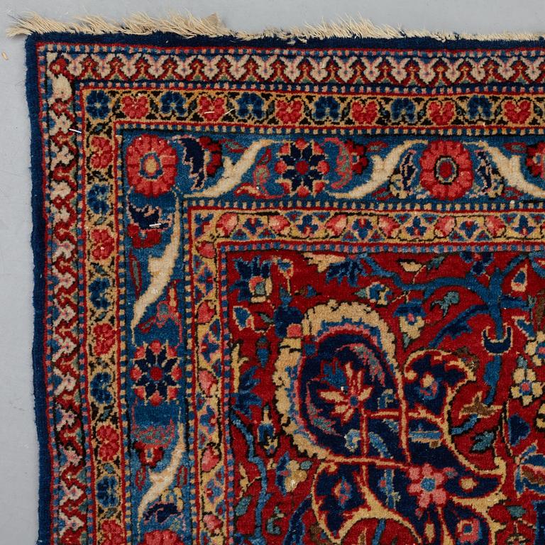 A CARPET, a semi-antique Kashan, ca 443,5 x 314,5 cm.