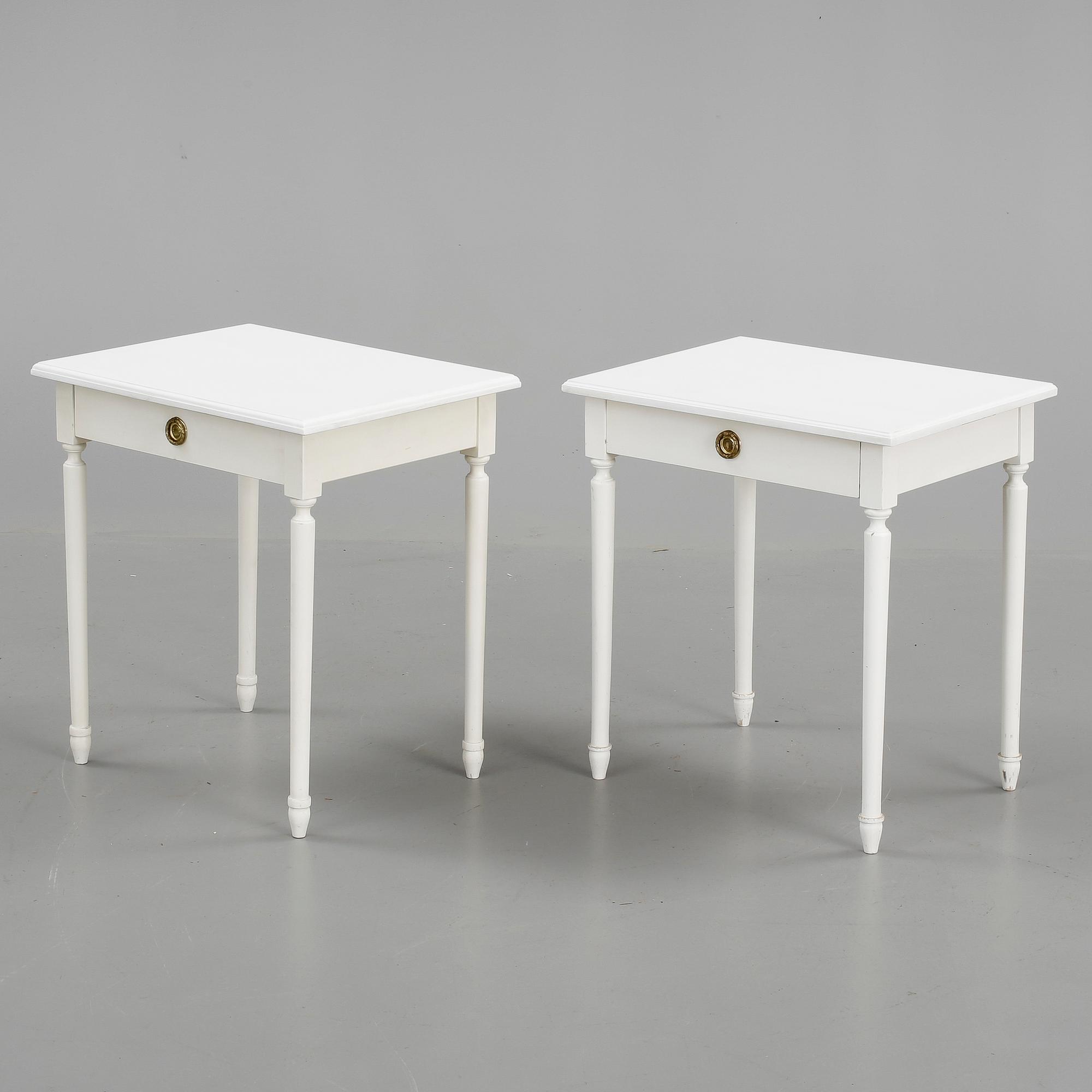 SÄNGBORD, ett par, gustaviansk stil, 1900-talets andra hälft.