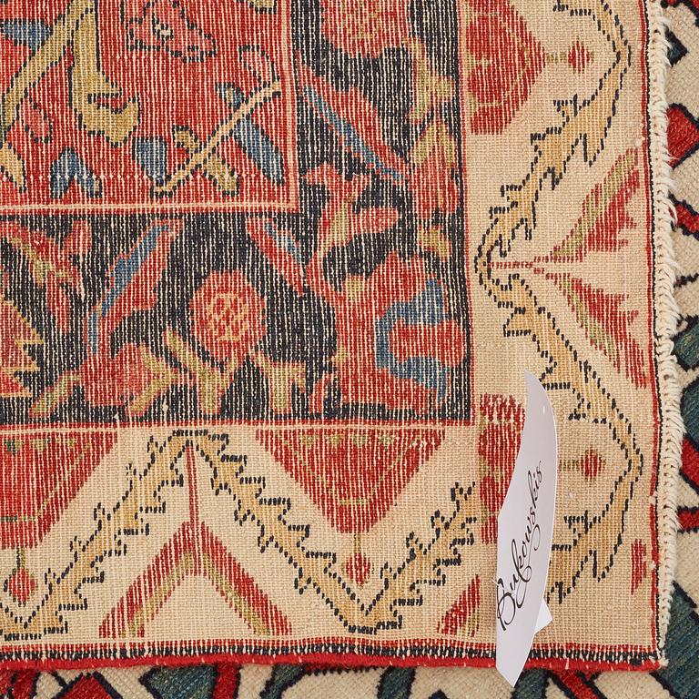 MATTO, a semi-antique Sarouk probably, ca 193 x 141,5 cm (as well as one end with 1 cm flat weave).