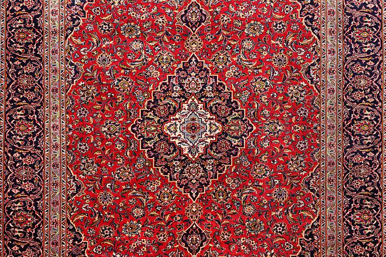 A carpet, Kashan, ca 397 x 295 cm.