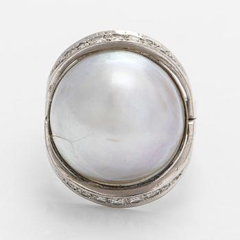 Ring set with a mabé pearl and brilliant- and 8/8-cut diamonds, 18K white gold. A. Tillander, Helsinki 1981.