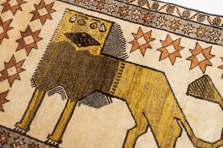 A rug, possibly Shiraz, c. 192 x 104 cm.