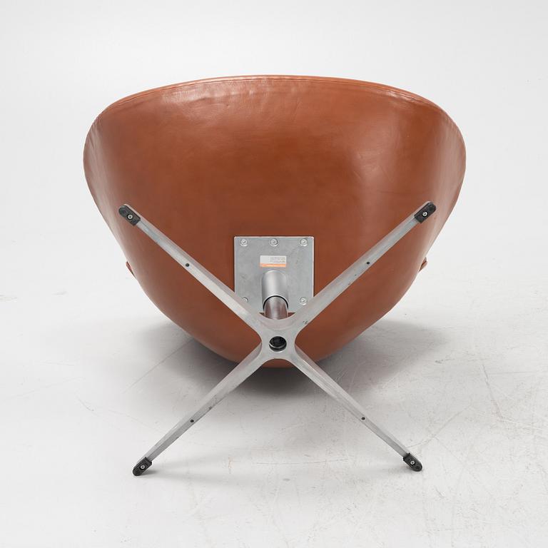 Arne Jacobsen, fåtölj, "Svanen", Fritz Hansen, Danmark, 2007.