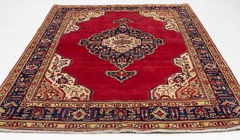 Carpet, Tabriz, 312 x 204 cm.