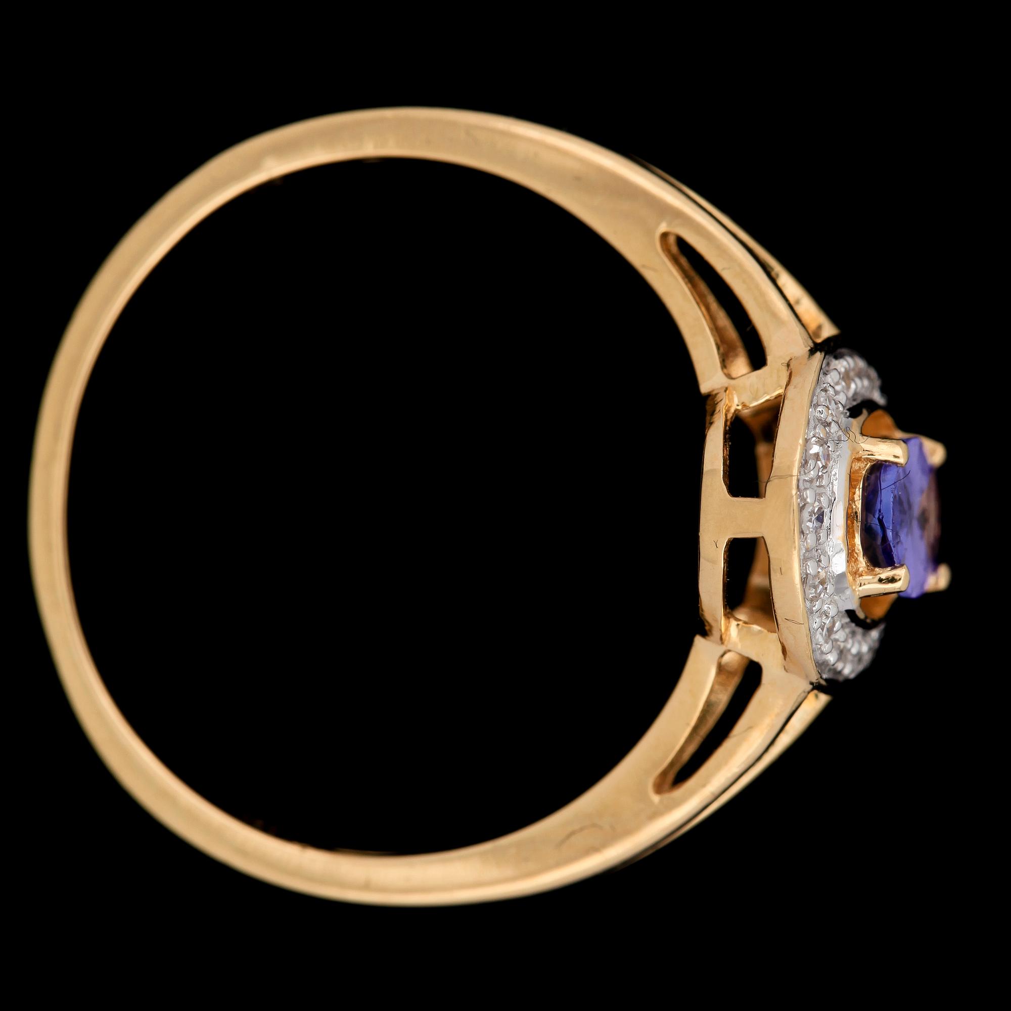 RING, 18k guld med tanzanit och små singelslipade diamanter . Vikt 3,1g.