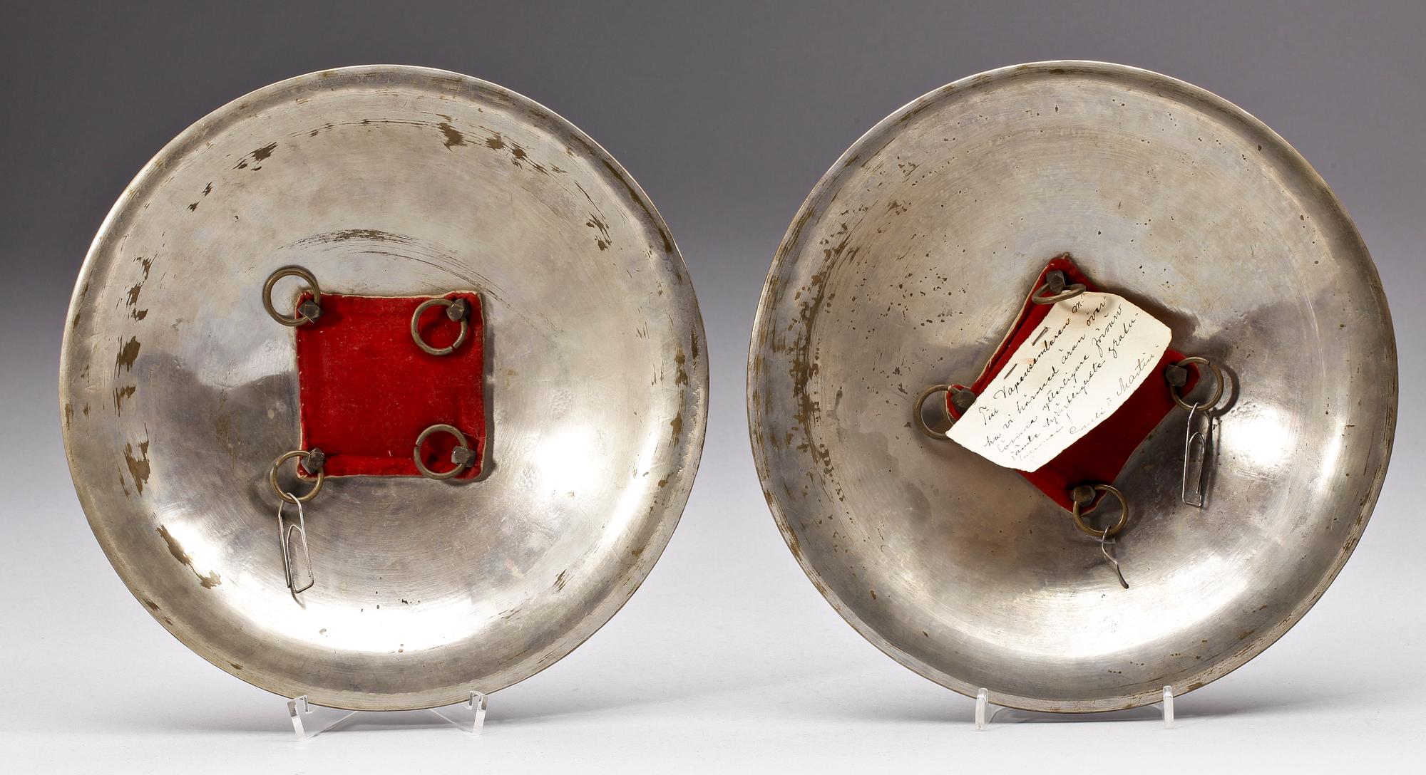 PRYDNADSSKÖLDAR, ett par, metall, 1800/1900-tal.