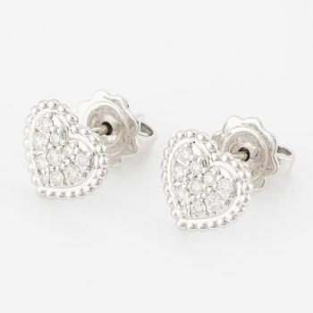Heart-shaped earrings with brilliant-cut diamonds.