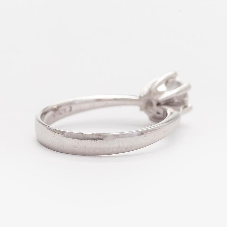 Bucherer, ring, 18K vitguld med briljantslipad diamant 1,02 ct. SJL certifikat.