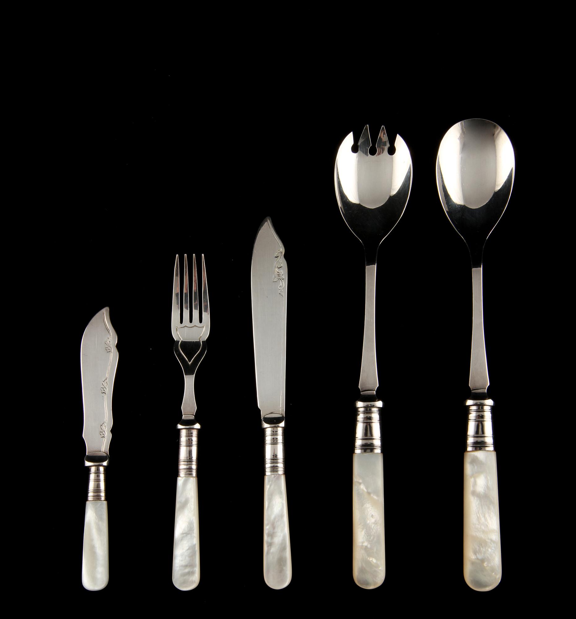 BESTICK, 22 st, nysilver och pärlemor, England, 1900-talets början.