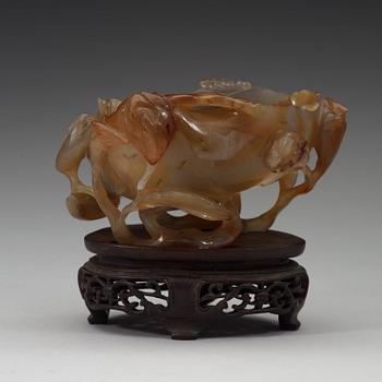 A carved agathe brush washer, Qing dynasty (1644-1912).