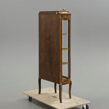 VITRINSKÅP, gustaviansk stil. 1900-tal.