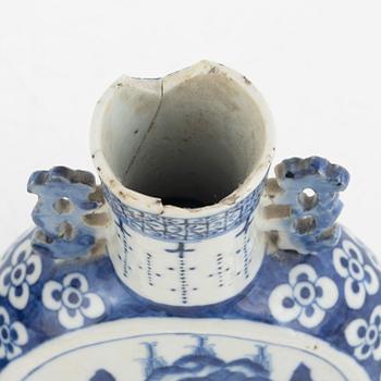 Pilgrimsflaksor, 2 st, porslin, Kina, 1800-tal.