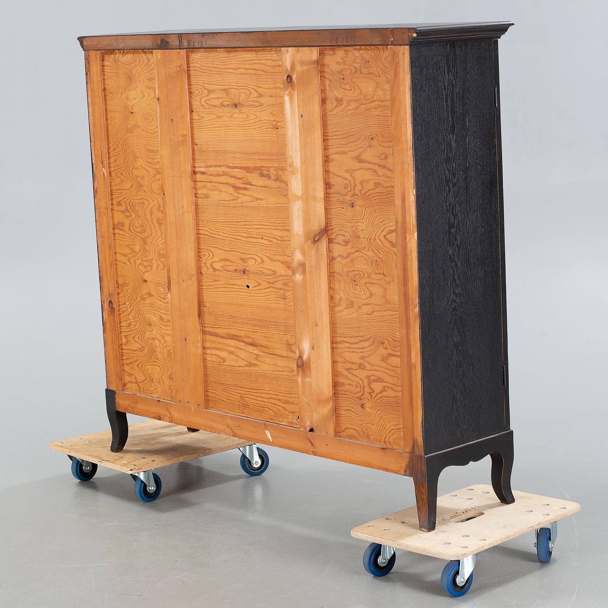 VITRINSKÅP, 1900-talets första hälft.