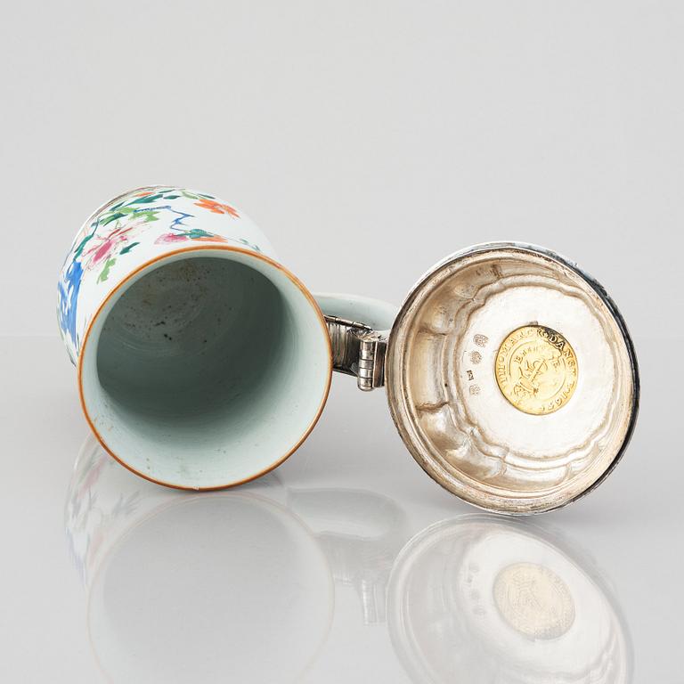 Kanna med lock, famille rose, med silvermontering av Nils Gram d ä, Köpenhamn 1756.