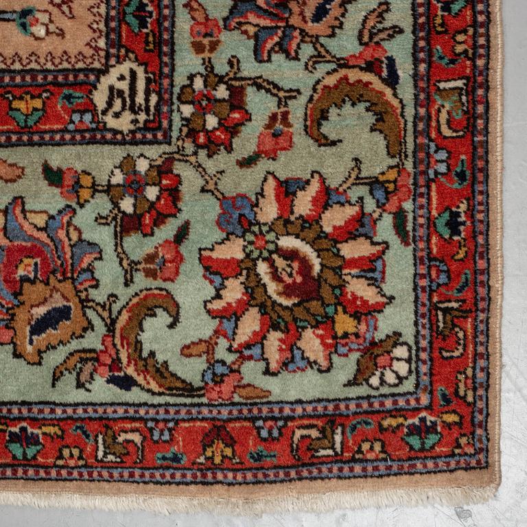 A CARPET, Old Tabriz, ca 328,5 x 239 cm.