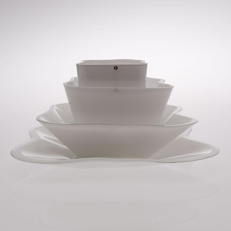 ALVAR AALTO, GLASS SCULPTURE, 4 PIECES. The Aalto Flower. Signed Alvar Aalto, the lower dish numbered 19/1986. Iittala.
