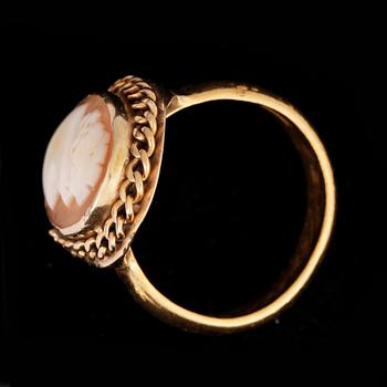 RING, 23 K guld med camé, Gustaf Walter Wastesson, Stockholm, 1923. Vikt ca 10,6g.