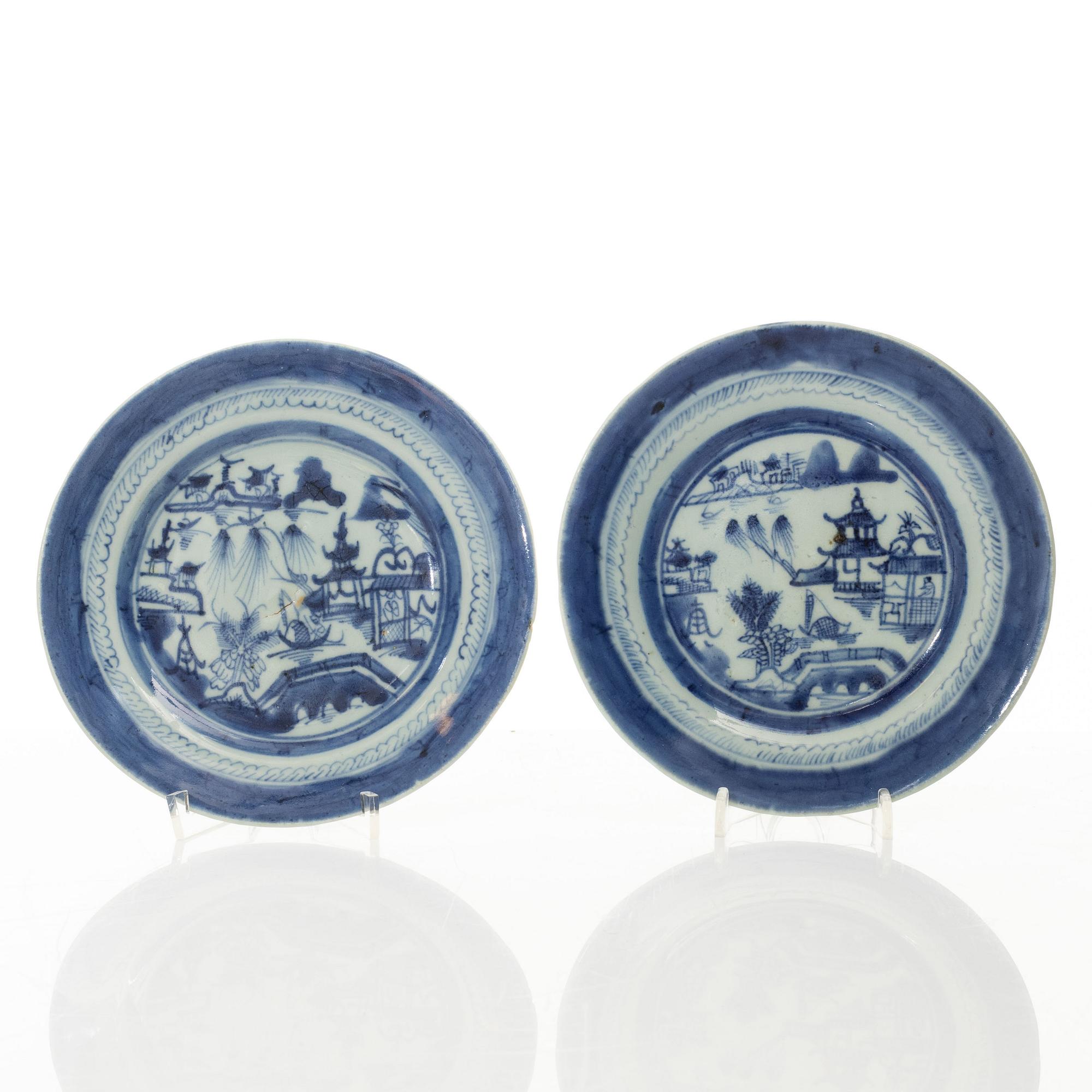 A set of thirteen Chinese blue and white porcelain dishes, Qing dynasty, 19th century.