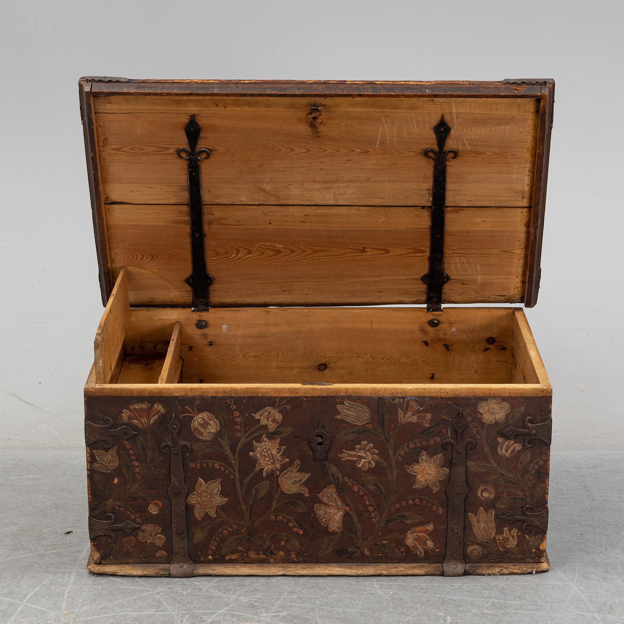 A painted Swedish chest, possibly from Uppland, second half of the 18th century.