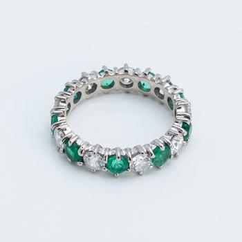 A ca 1.50 cts brilliant-cut diamond ring with facetec emeralds.