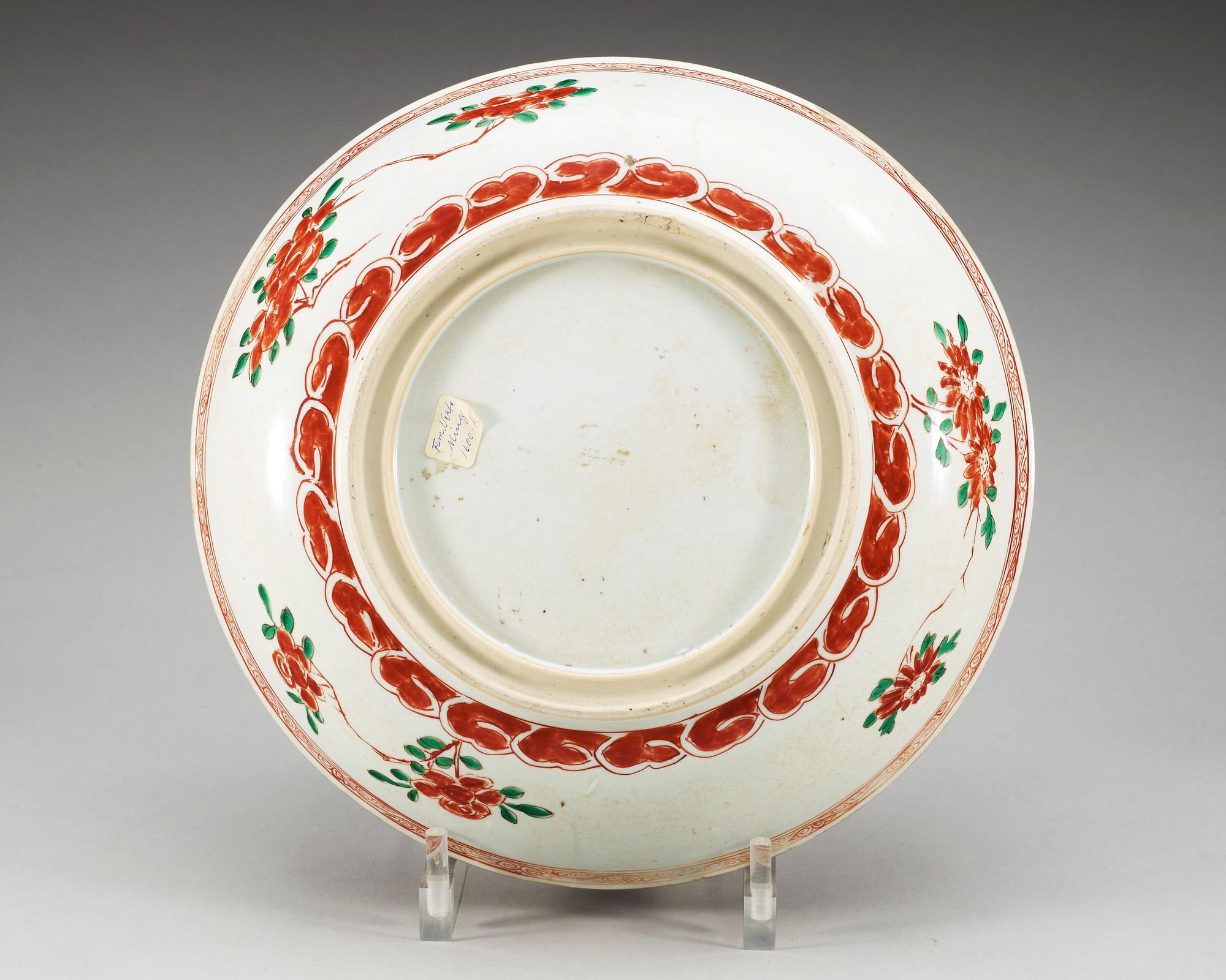 A wucai dish, Qing dynasty, Kangxi (1662-1722).