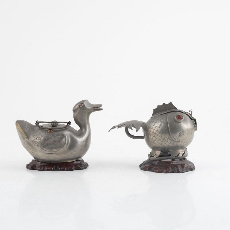 Two Chinese pewter teapots, late Qing dynasty.