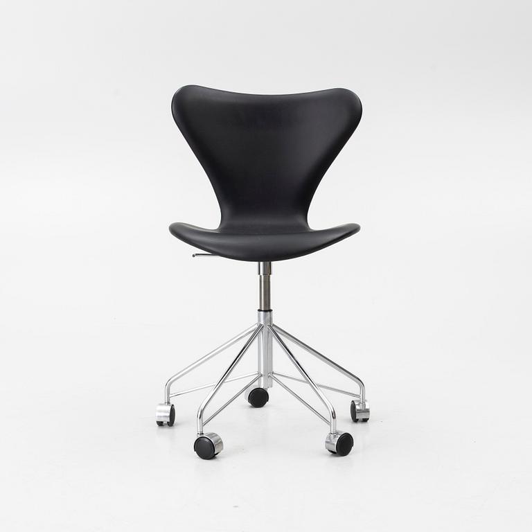 Arne Jacobsen, Office chair, model 3117, 'Serie Seven' Fritz Hansen, 2017.