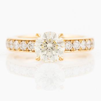 Ring 18K gold with brilliant-cut diamonds.