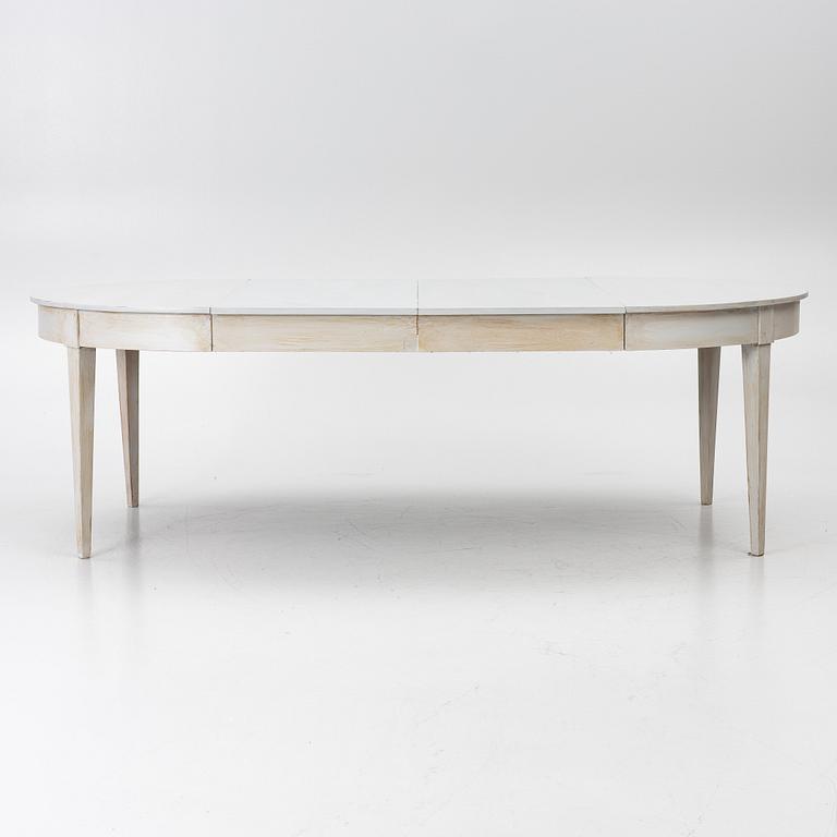 A dining table, early 20th Century.