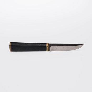 PUUKKO-KNIV, rostfritt stål, nylon och mässing, märkt  Tapio Wirkkala, Hackman Finland. Formgiven 1961.