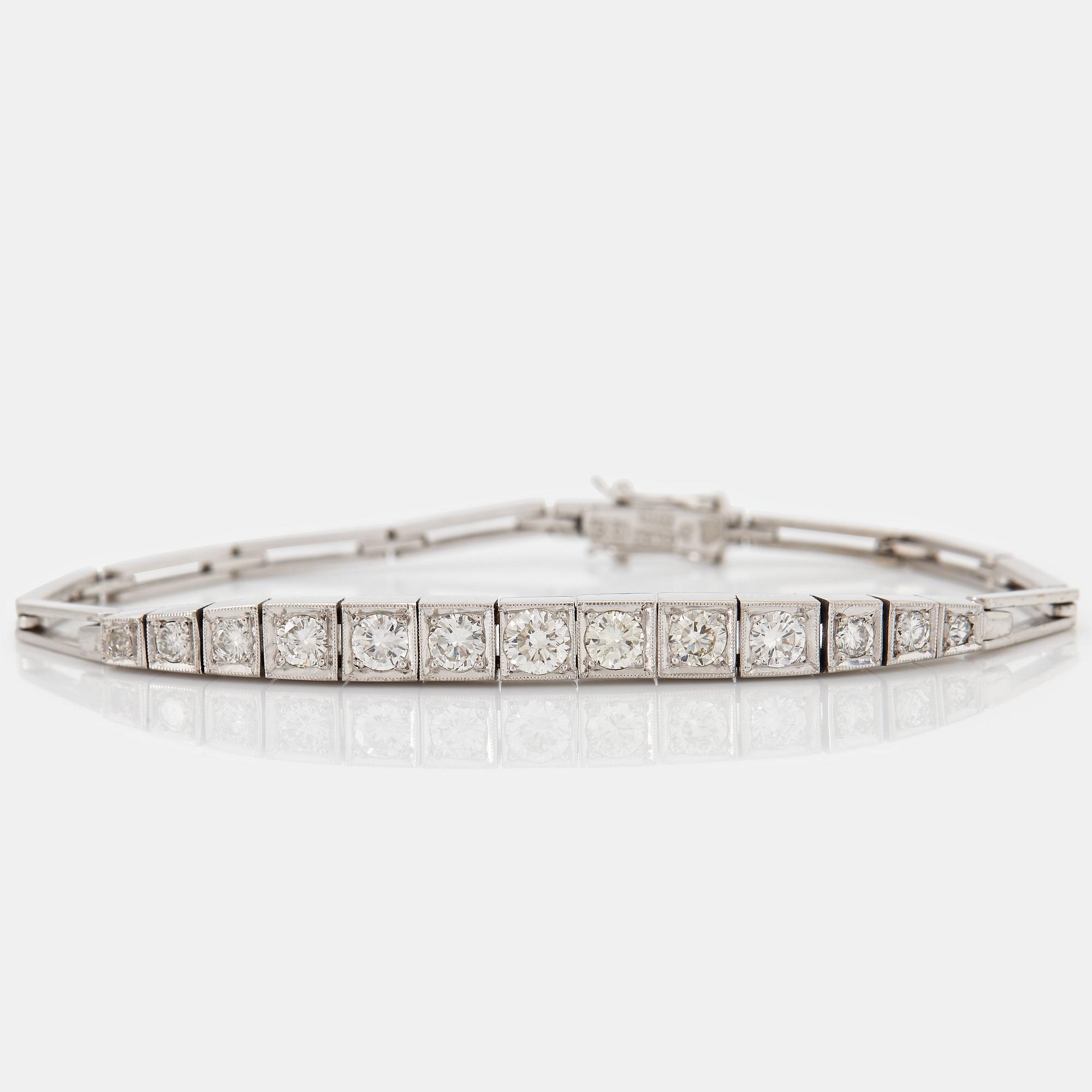 Armband 18K vitguld med runda briljantslipade diamanter.