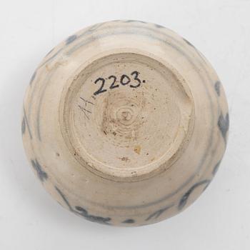 A Chinese blue and white porcelan bowl and a small vase, Ming dynasty (1368-1644).