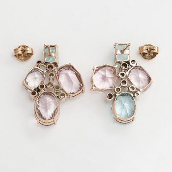 A pair of earrings in 9K gold with morganites, aquamarines, and diamonds ca 0.58 ct. in total.