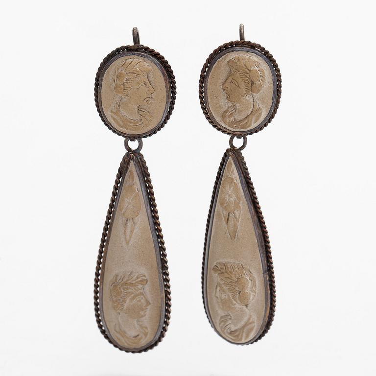 A brooch and a pair of earrings, lava cameo.