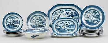 SERVISDELAR, 17 st, porslin, Kina, 1800-talets första hälft.