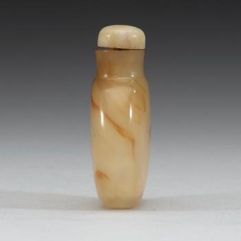 An unusually patterned chalcedony snuff bottle, Qing dynasty, 19th century.