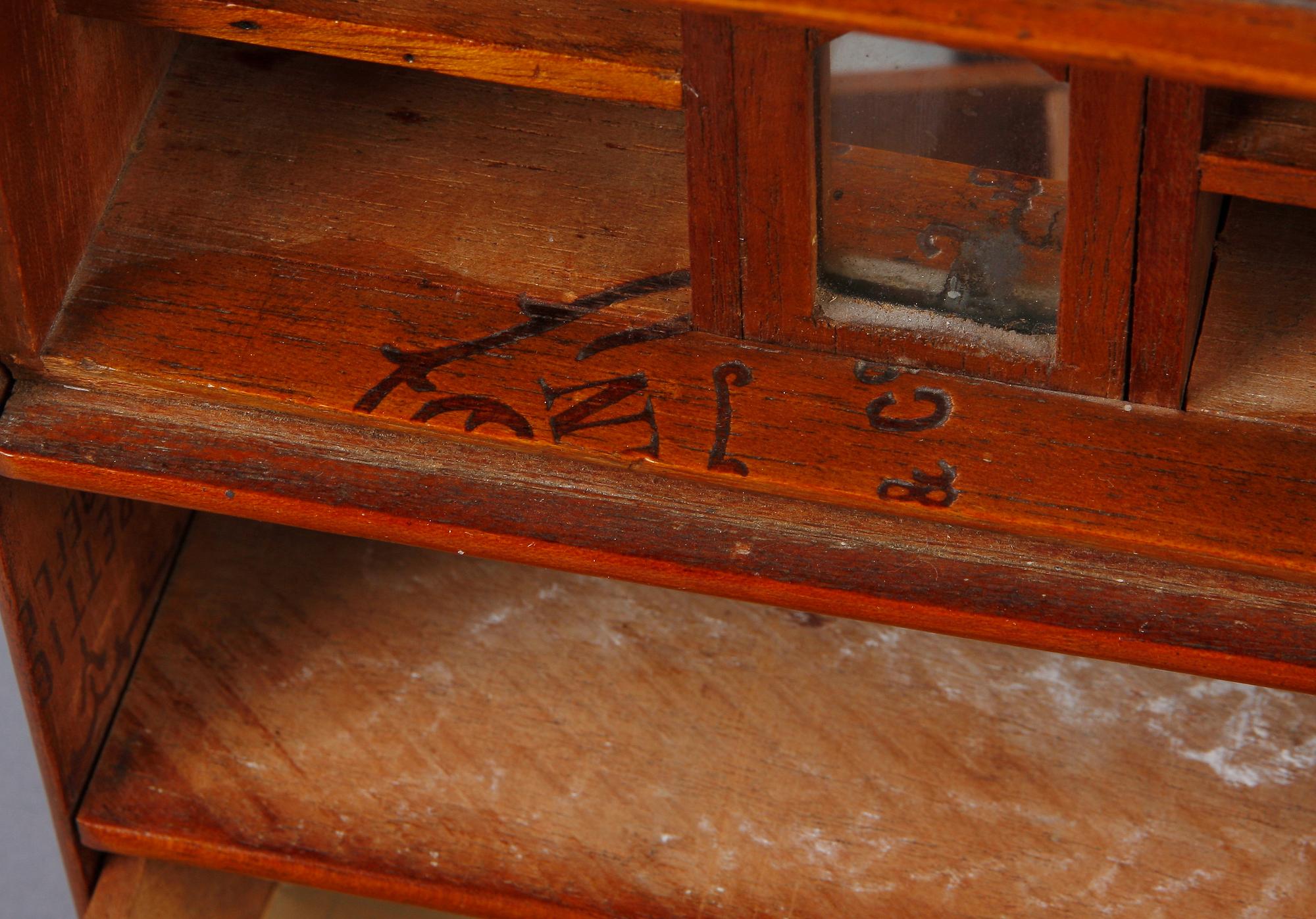 MINIATYRCHIFFONJÉ, empirestil, sent 1800-tal.