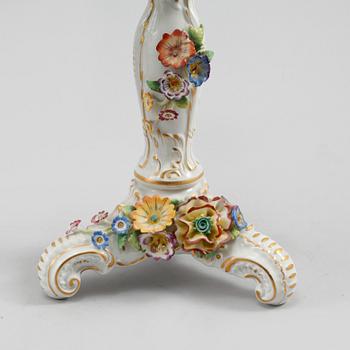 KANDELABRAR, ett par, rokokostil, porslin, von Schierholz, Tyskland, 1900-talets början.