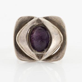 Jewellery set, silver with cabochon-cut amethysts, by Theresia Hvorslev, three pieces.