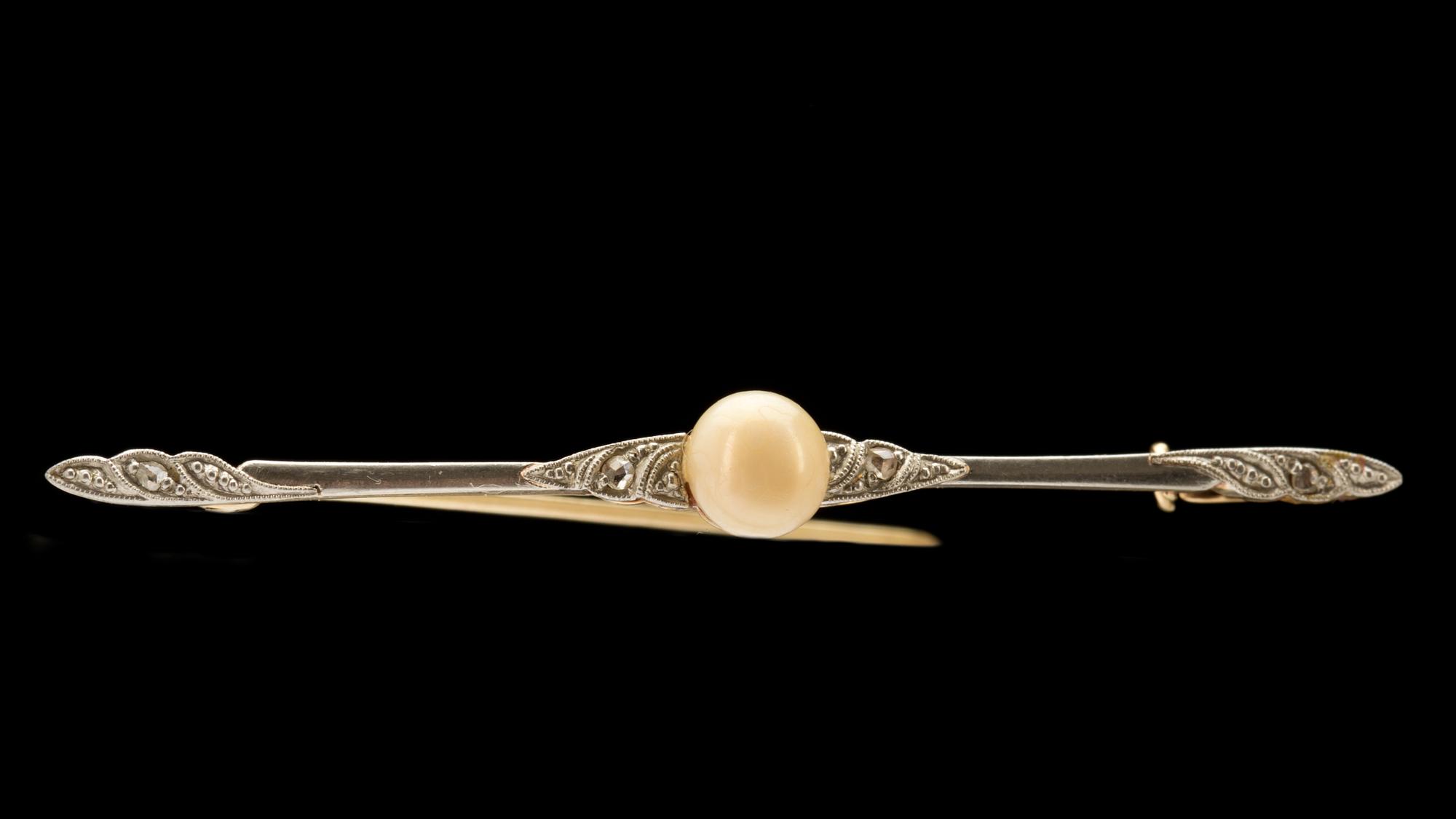 BROSCH, 14k guld- vitguld med pärla och mindre diamant. Vikt ca 2g.