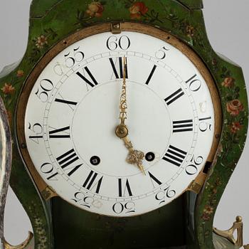 A rokoko style table clock. Pendulum and two keys. 19/20th century.