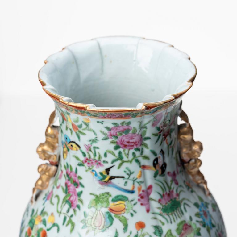 A famille rose vase, Qing dynasty, Canton, 19th Century.