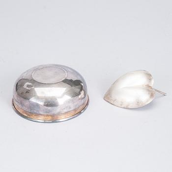 SKÅLAR, 2 st, silver, J.A. Tarkiainen, Helsingfors 1982 och Tapio Wirkkala, Kultakeskus 1985. Totalvikt ca 300 g.